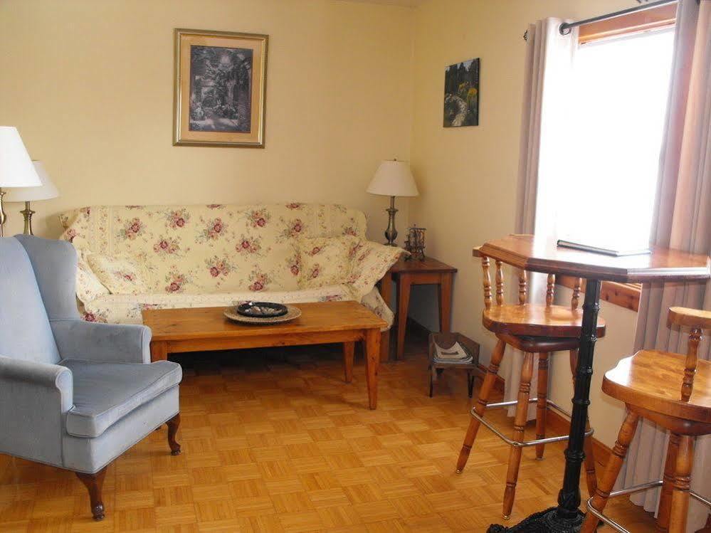 Dewar'S Inn And Cottages Prescott Екстериор снимка